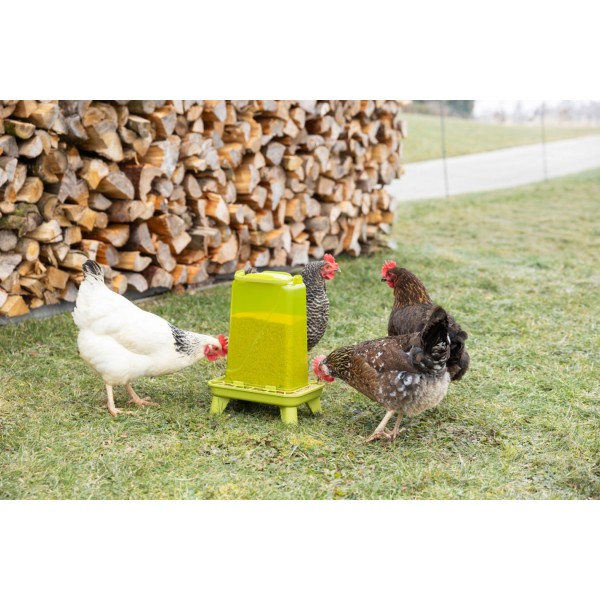 Krmni avtomat z opornimi nogami